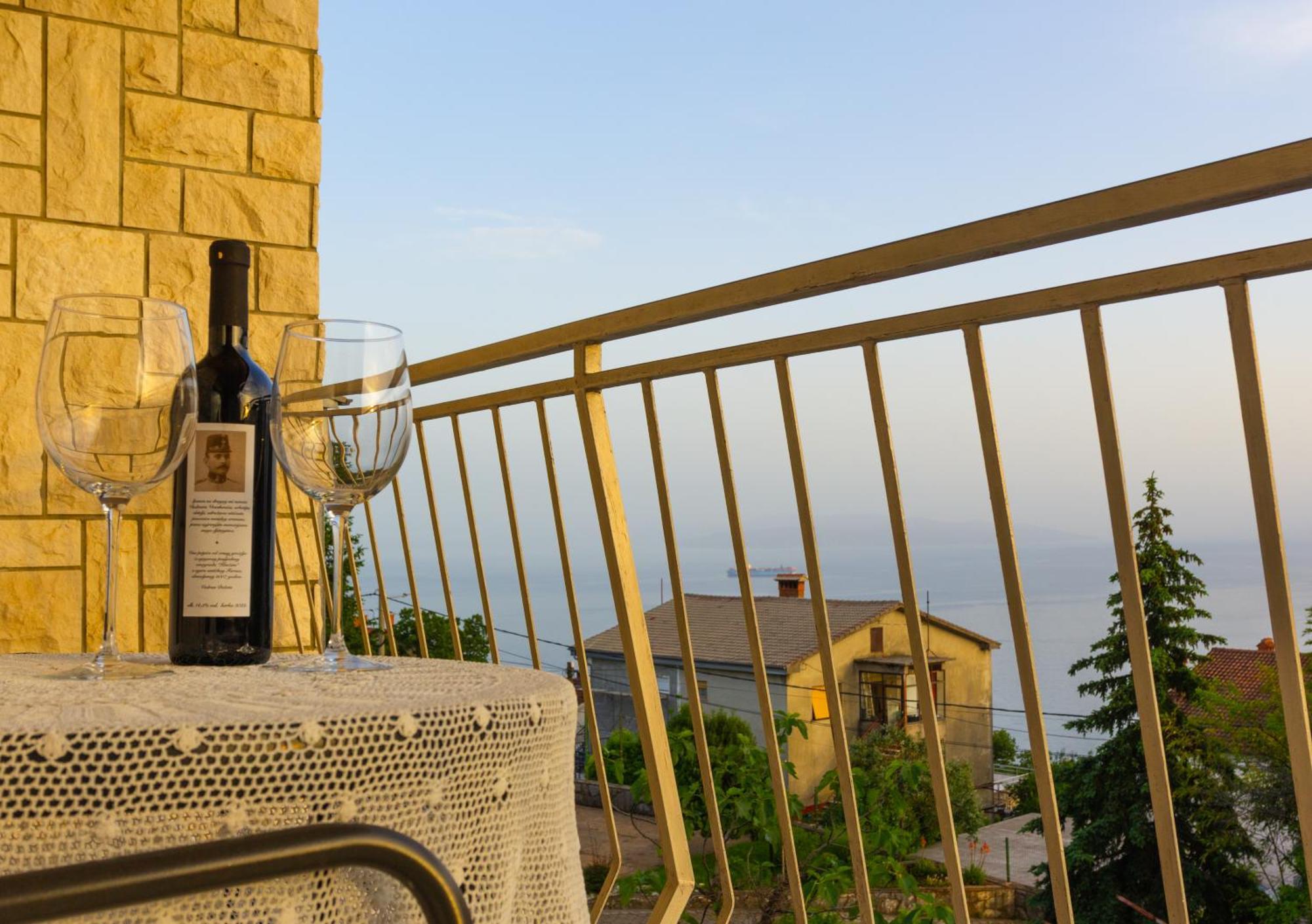 شقة Sea View Retreat With 170Mbps Wifi And Sunny Balcony كاستاف المظهر الخارجي الصورة